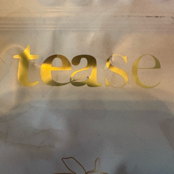 Luxurious Chamomile Coconut Bath Soak - Picture 2 of 3